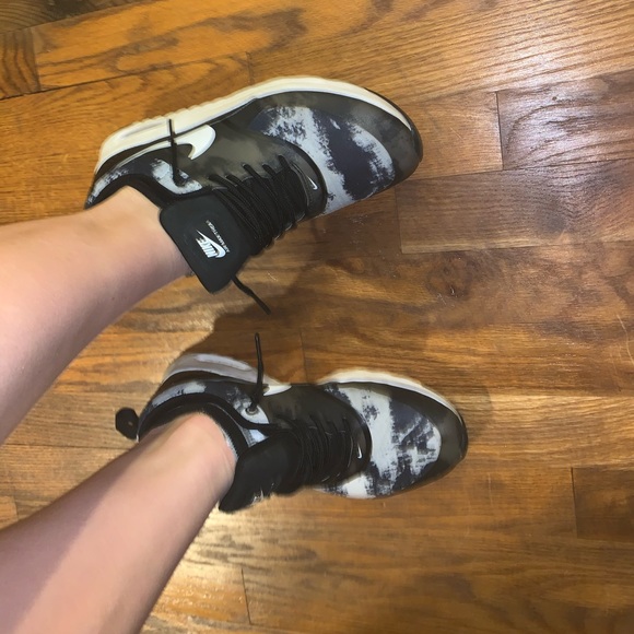 Size 8 Nike Sneakers - Picture 8 of 8